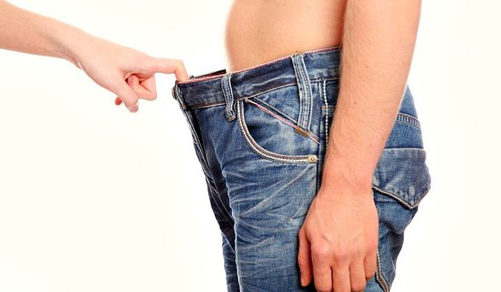 ženska pokuka v hlače moškega s povečano sodo penisa
