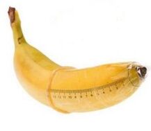 banana v kondomu posnema povečanega tiča